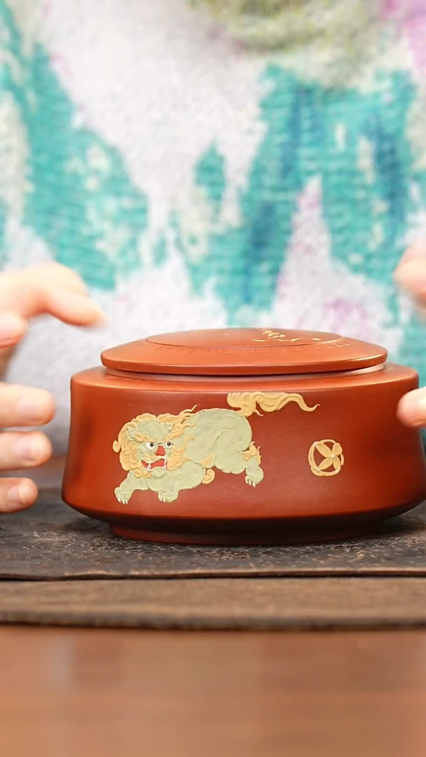 紫砂茶叶罐朱泥泥绘青狮刻如意醒茶罐