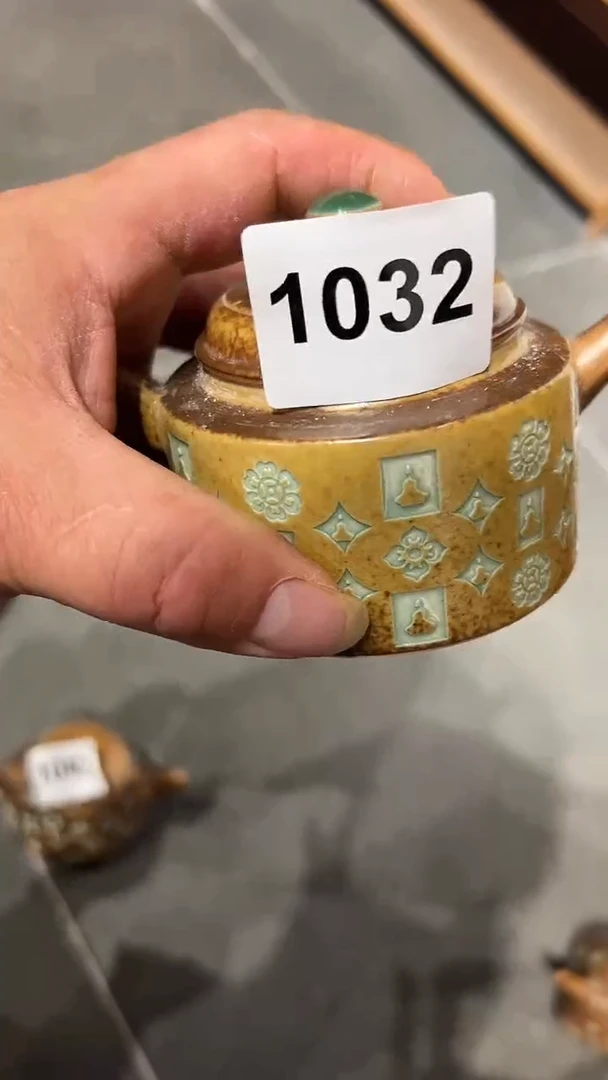 龙泉窑佛像德钟壶1032