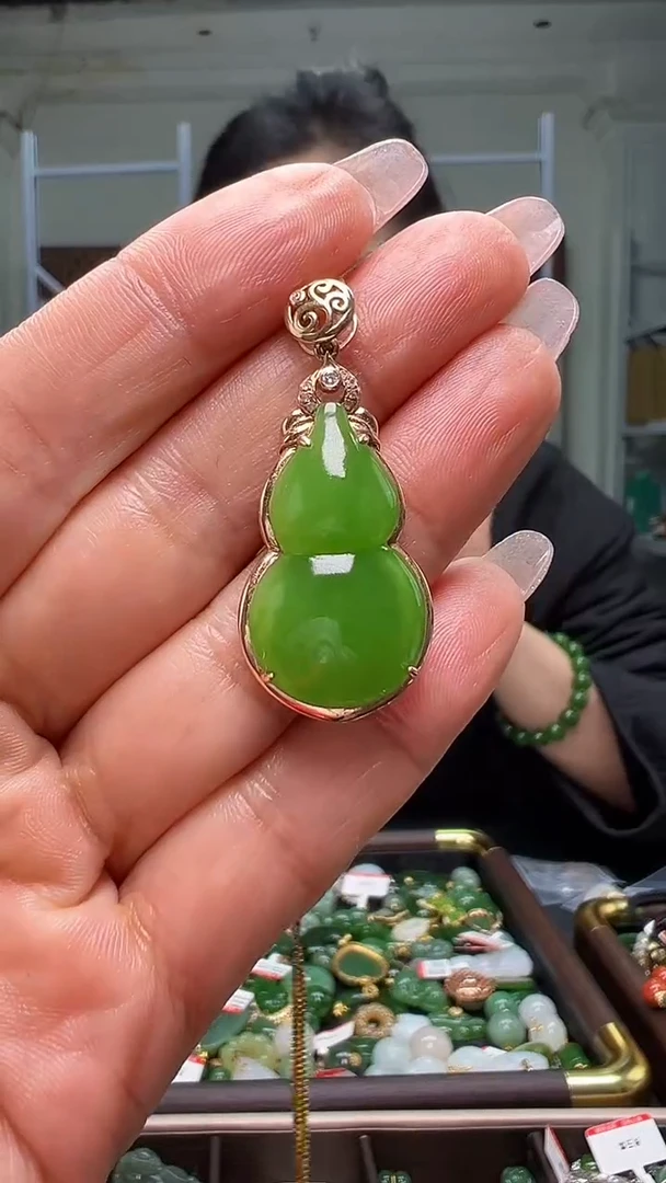 颈饰18K金镶嵌和田玉（多样性发货.发其一)12.11.76