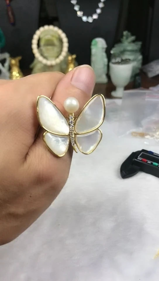 钛钢胸饰淡水珍珠胸针