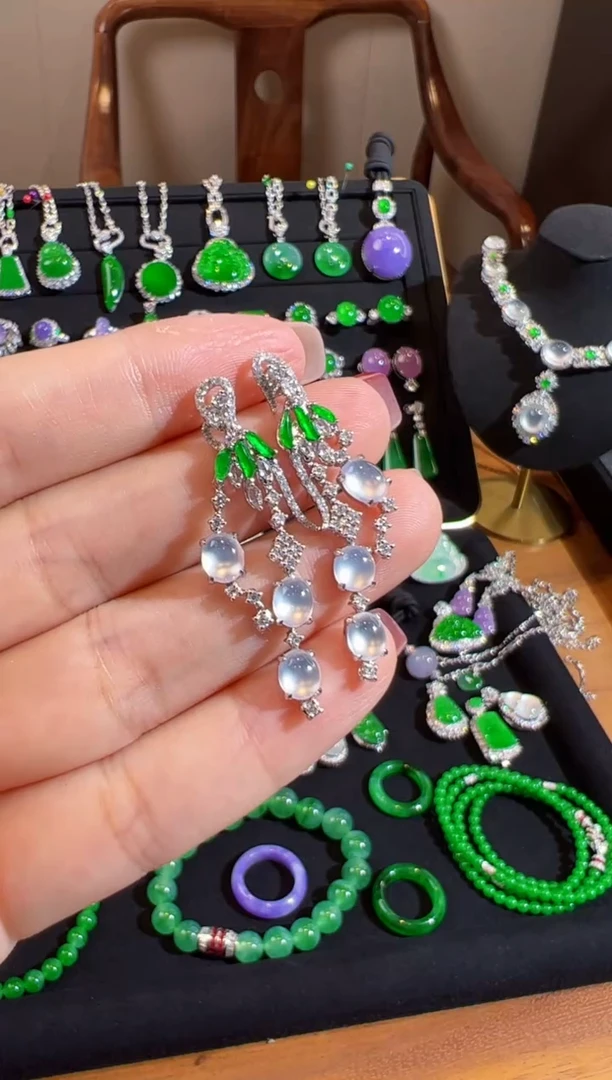 18K金镶嵌翡翠耳饰蛋面耳坠