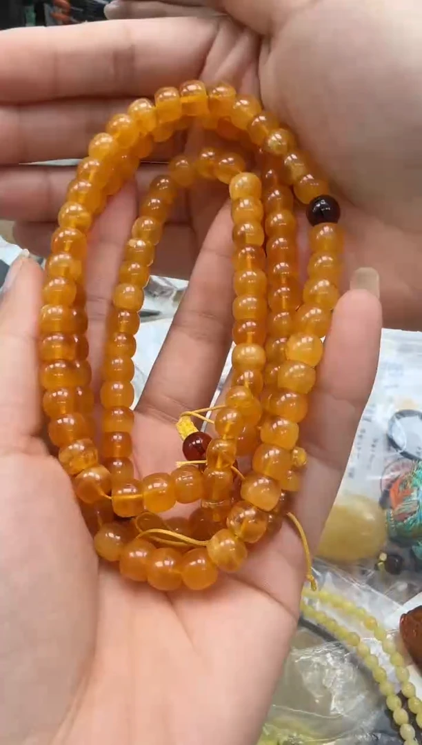 未镶嵌琥珀裸石如图