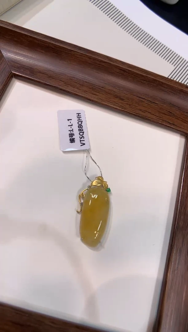 颈饰18K金镶嵌翡翠福瓜