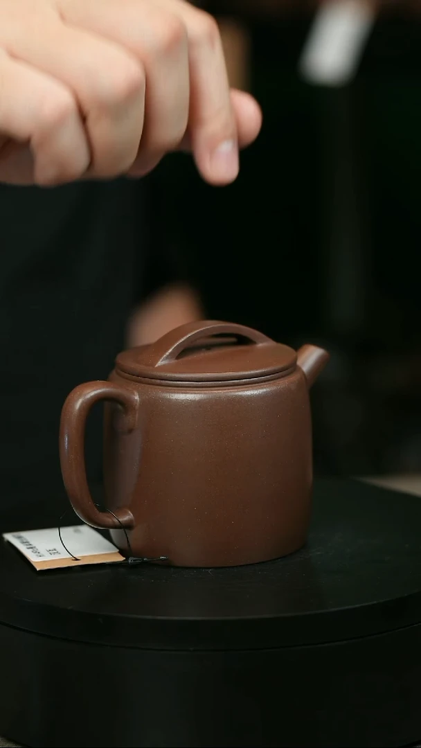 茶壶紫砂风****。H1496周卓琴光素高汉瓦