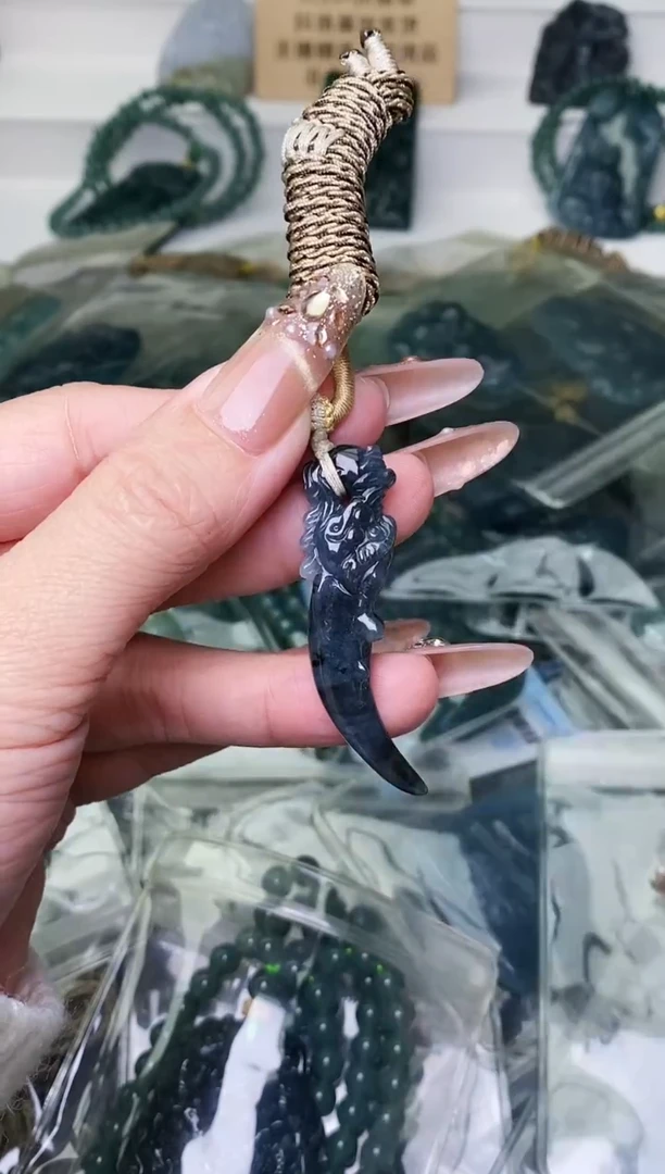 颈饰未镶嵌翡翠