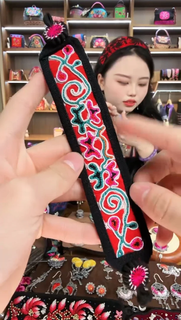 【闪购商品】织绣76蒙阿苏苗绣传承