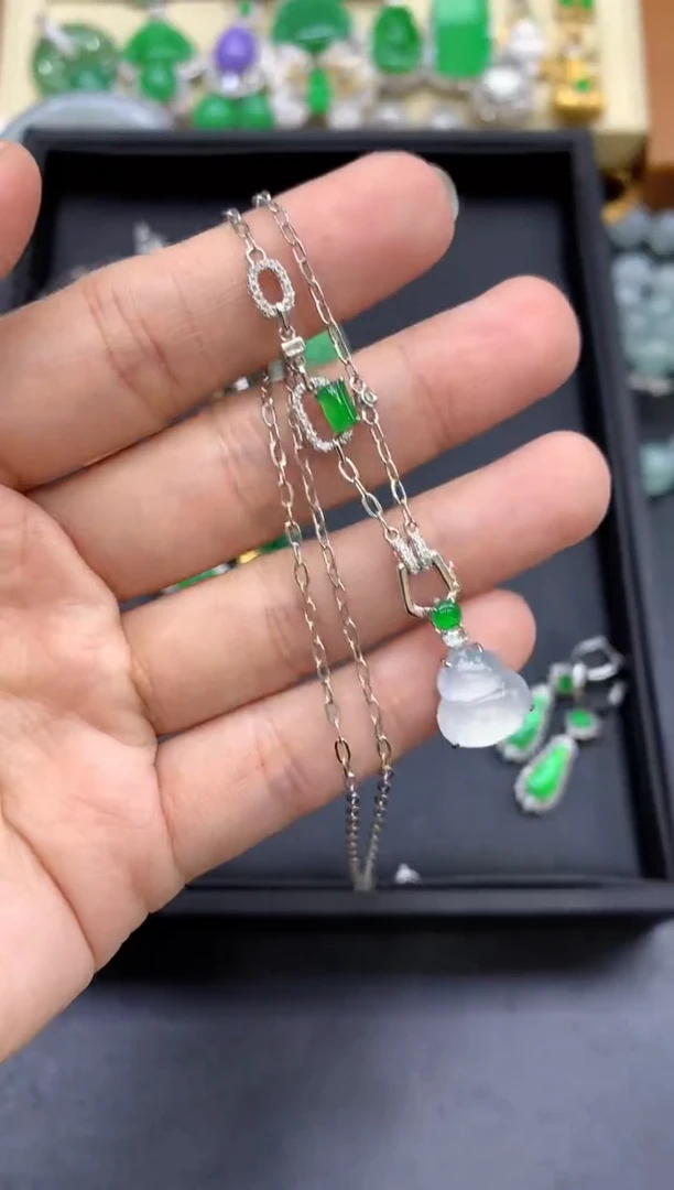 颈饰18K金镶嵌翡翠528-中国好珍宝