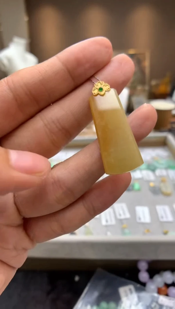 翡翠18K金镶嵌颈饰无事牌