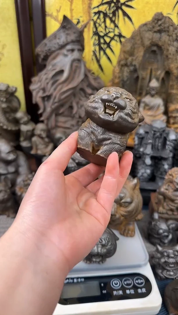 铁精致潮玩摆件喊妈虎带毛款