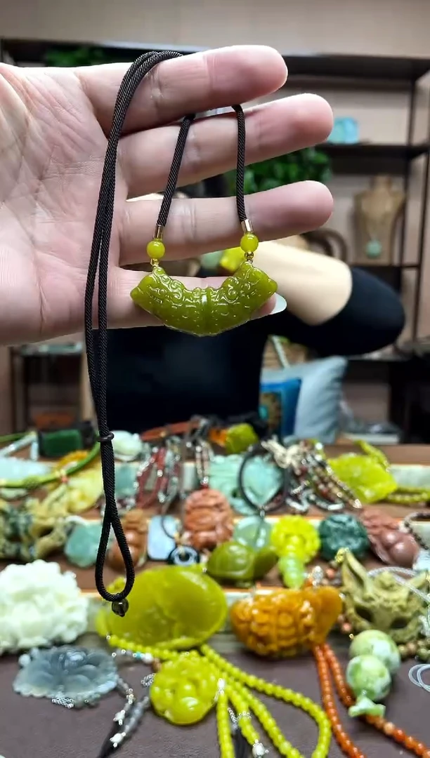 未镶嵌岫玉颈饰多样性发货发其中之一