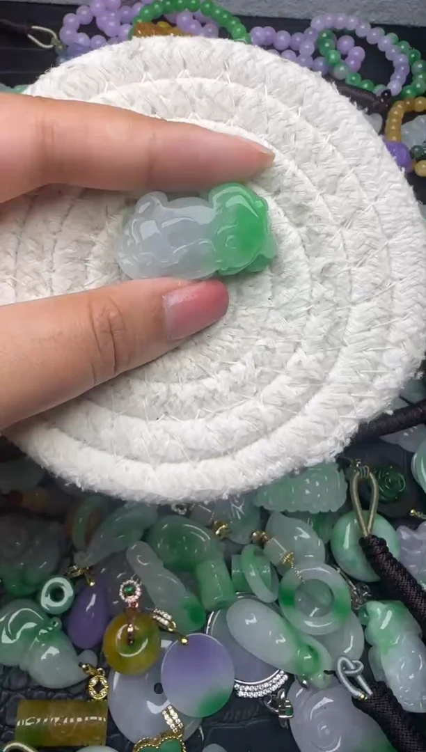 颈饰未镶嵌翡翠缅甸翡翠吊坠