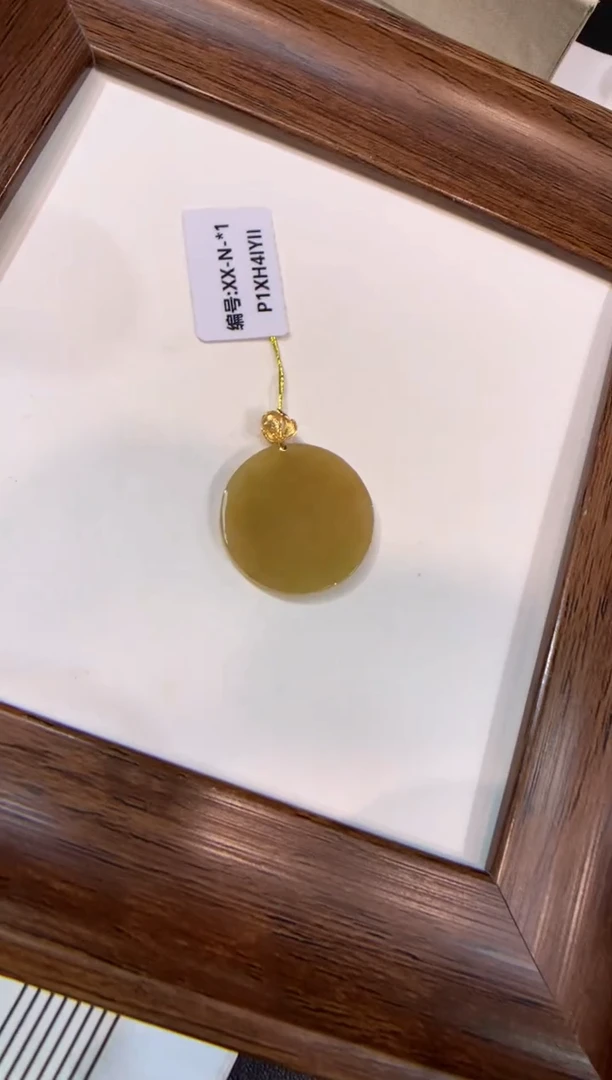 颈饰18K金镶嵌翡翠无事牌