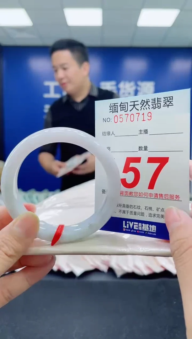 未镶嵌手镯翡翠天然翡翠手镯