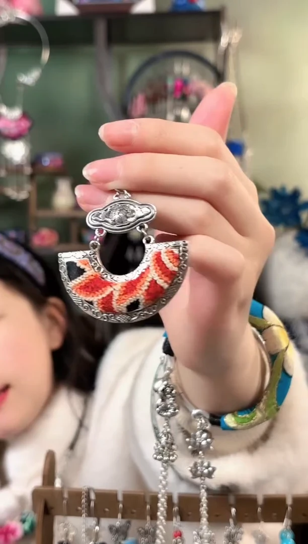 彩云南阁非遗老绣饰品328