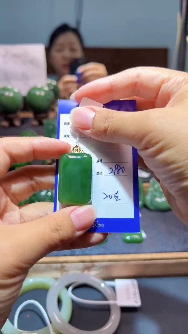 颈饰18K金镶嵌和田玉（碧玉）棉*糖1