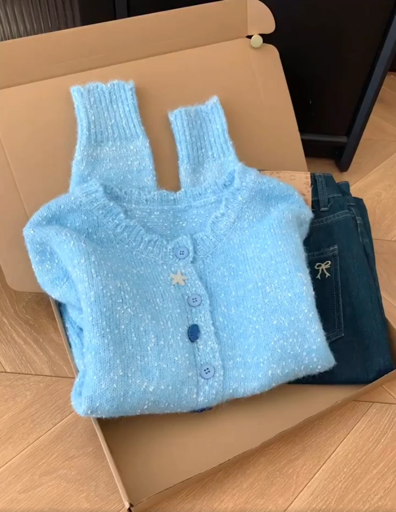 甜美软糯温柔风奶蓝色毛衣针织衫女秋冬软糯贝壳纽扣开衫外套上衣