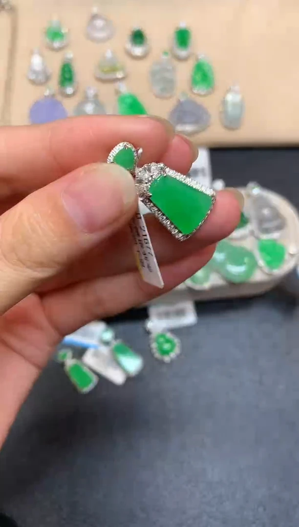 颈饰18K金镶嵌翡翠无事牌【无服务费