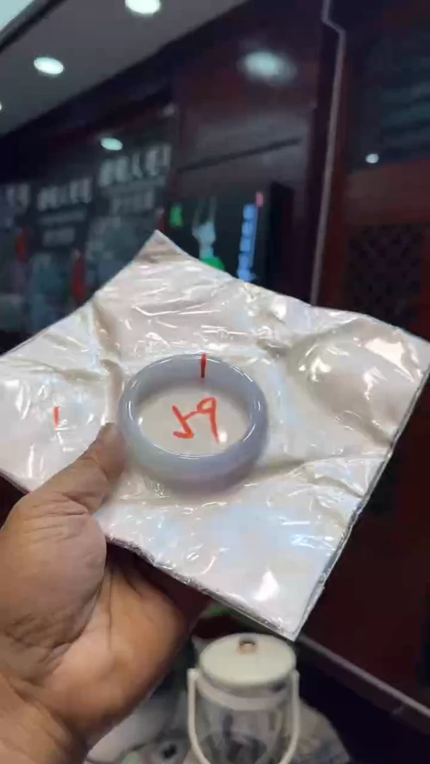 未镶嵌手镯翡翠手镯包容价