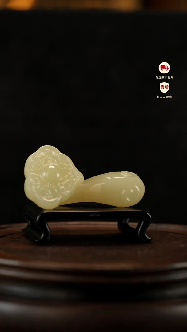 云南石竹叶青雕刻：如意手把件