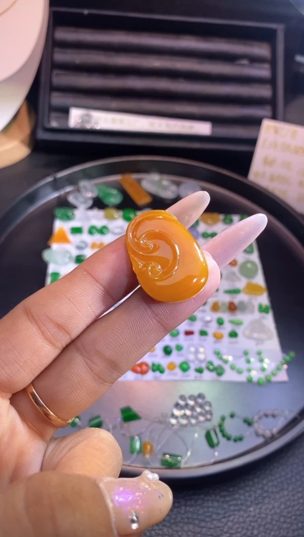 翡翠挂件未镶嵌如意
