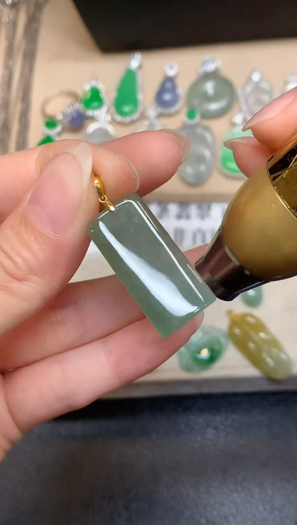 颈饰18K金镶嵌翡翠无事牌【无服务费