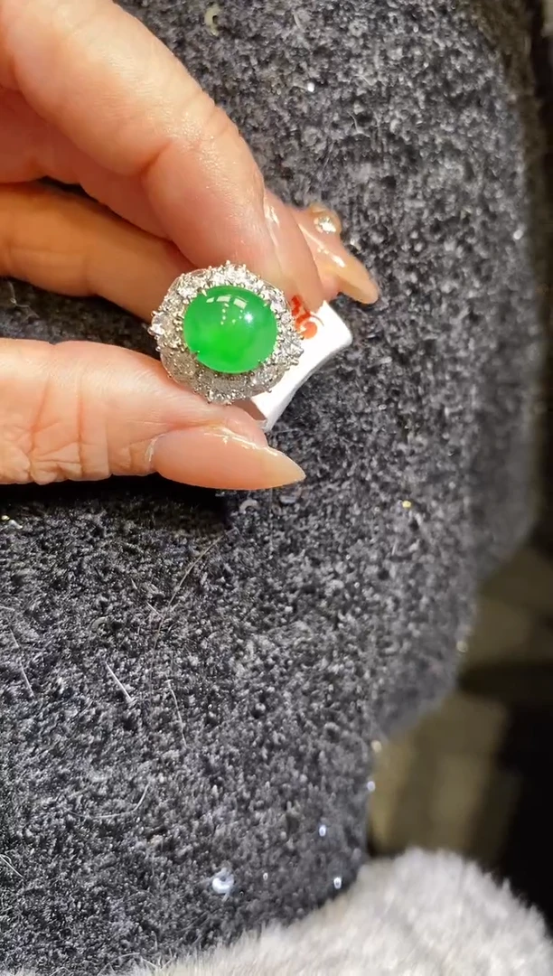 18K金镶嵌戒指翡翠戒指