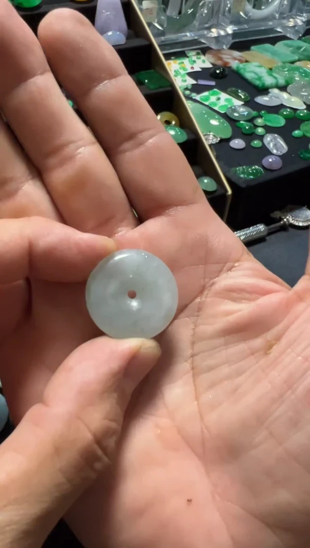 翡翠未镶嵌颈饰翡翠平安扣。