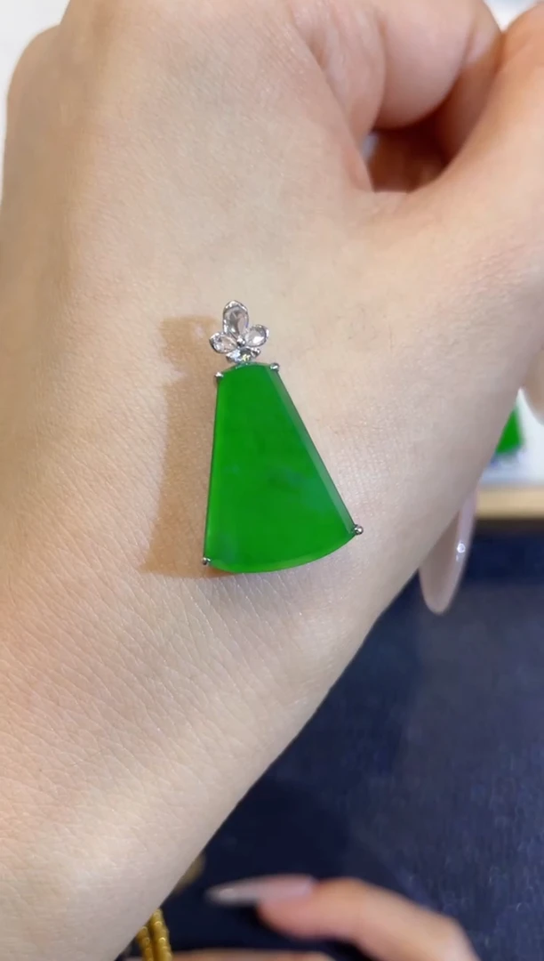 吊坠(不含链)18K金镶嵌翡翠团购1