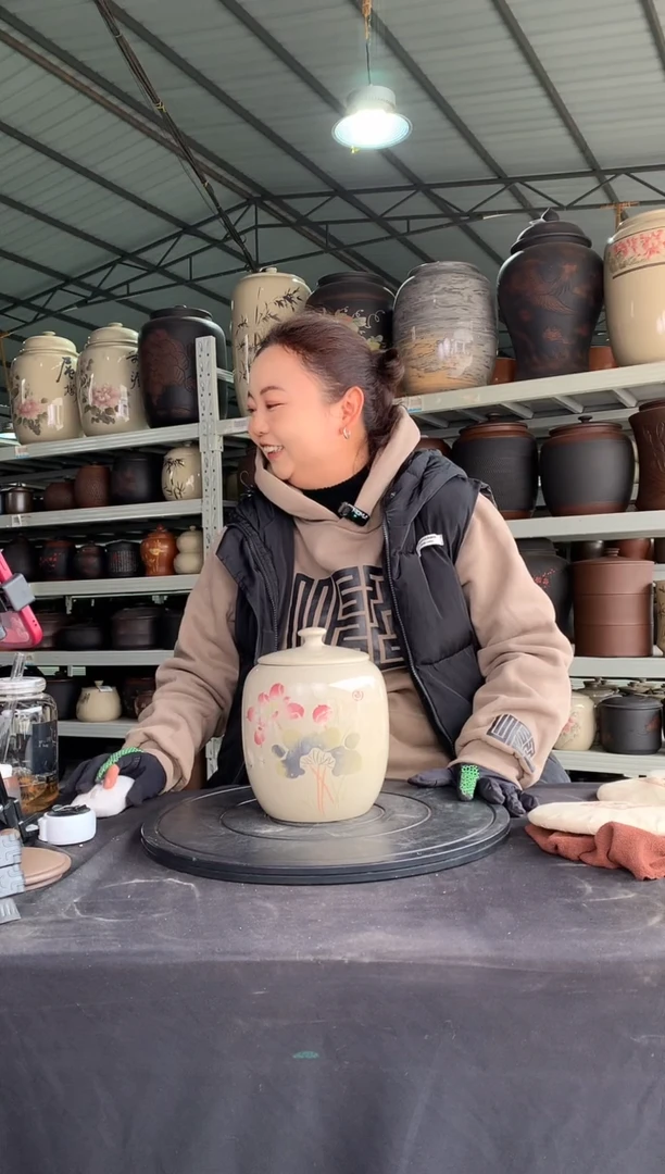 【闪购商品】罐白泥无釉磨光荷花散茶罐