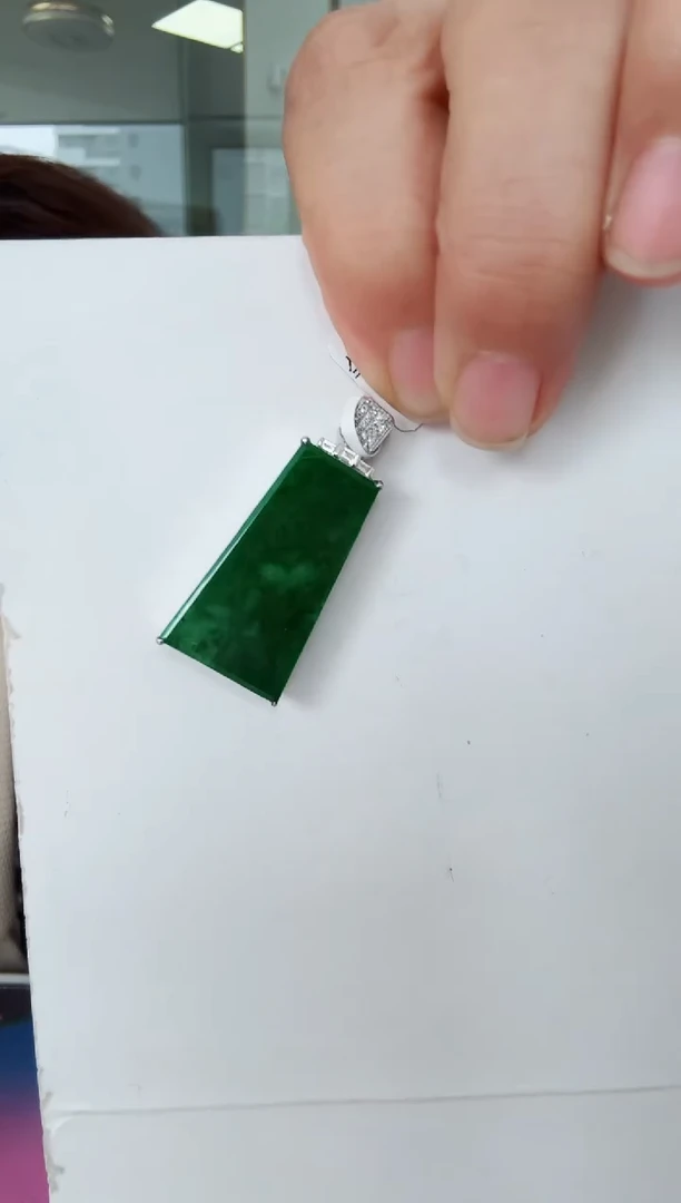 翡翠18K金镶嵌颈饰吊坠