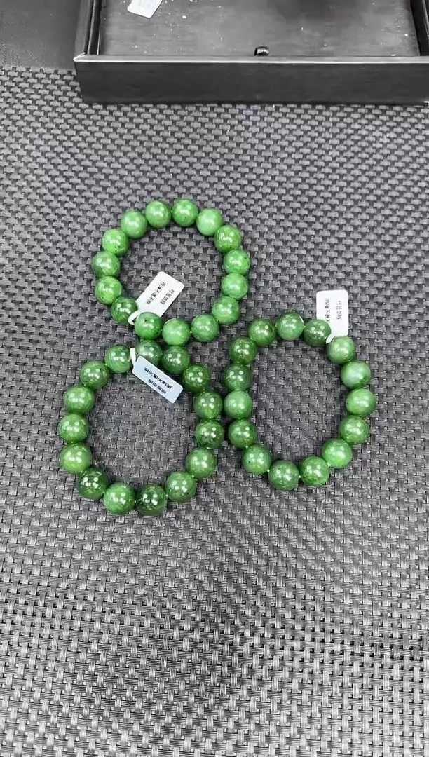 未镶嵌手串和田玉一条，约13mm，多样性发一件