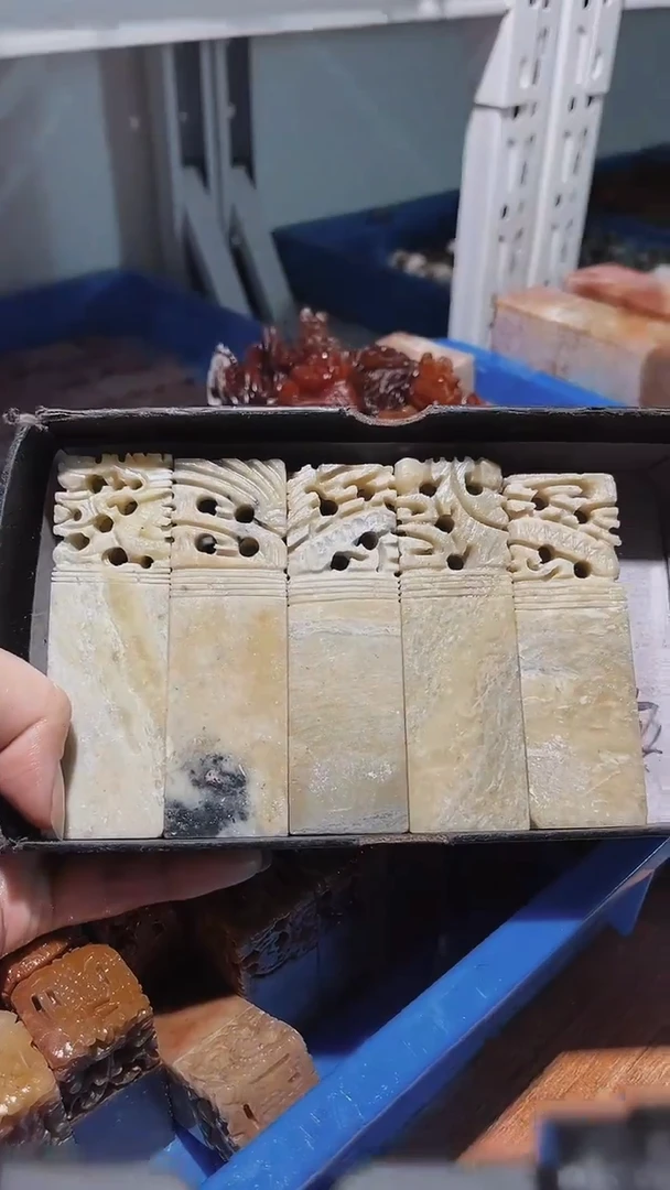 老挝石梧**?瑕疵不规则章带雕钮
