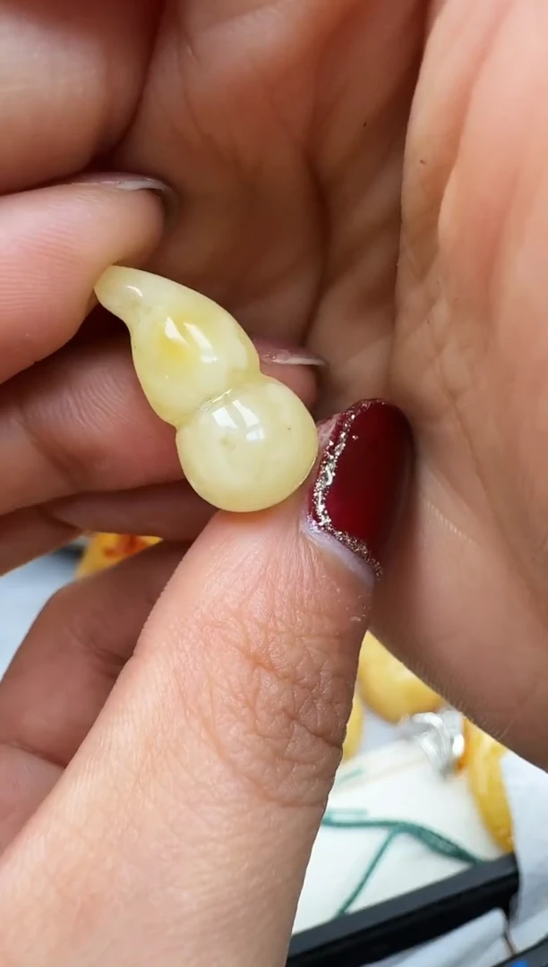 【闪购商品】琥珀裸石未镶嵌葫芦