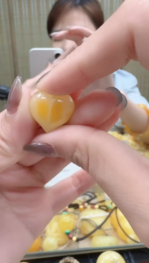 未镶嵌琥珀裸石如图