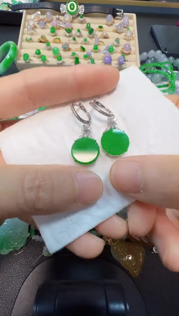 18K金镶嵌翡翠耳饰1680