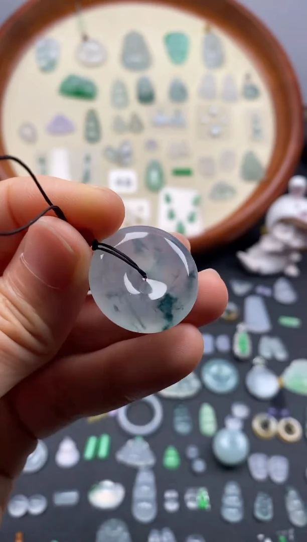 颈饰未镶嵌翡翠高冰飘花扣子/芬