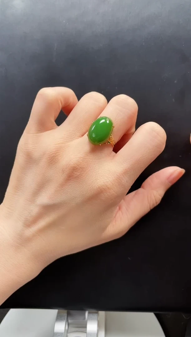 18K金镶嵌戒指和田玉多样性发一