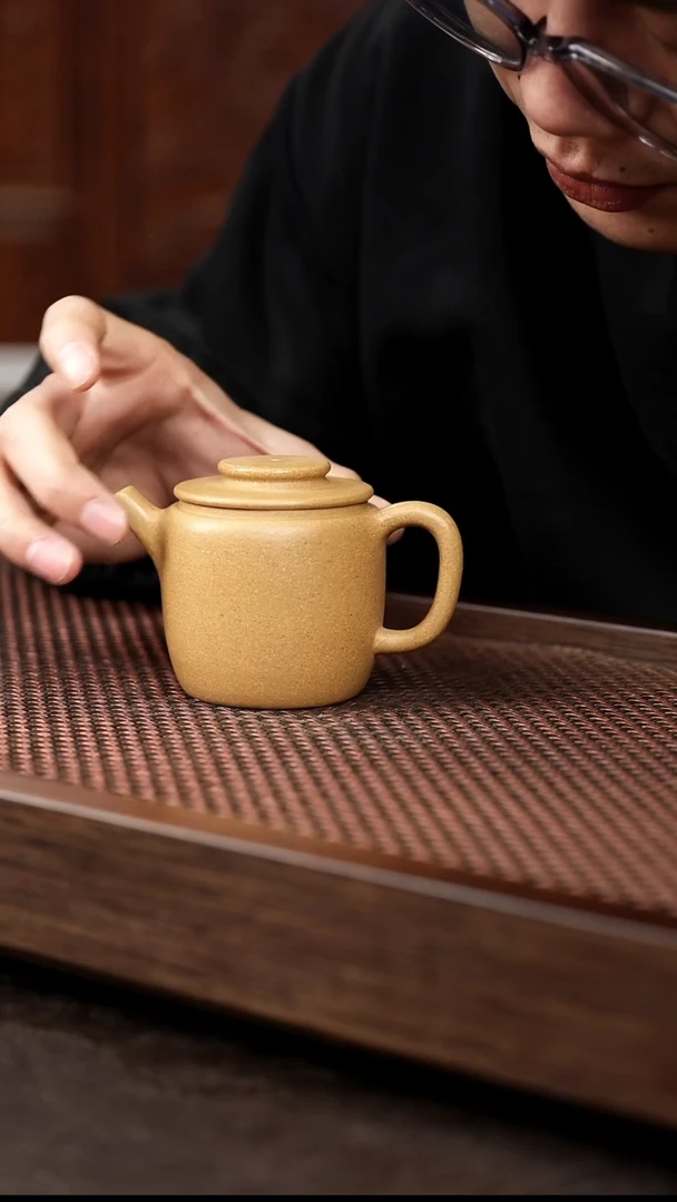 茶壶紫砂黄金段高巨轮{微瑕}
