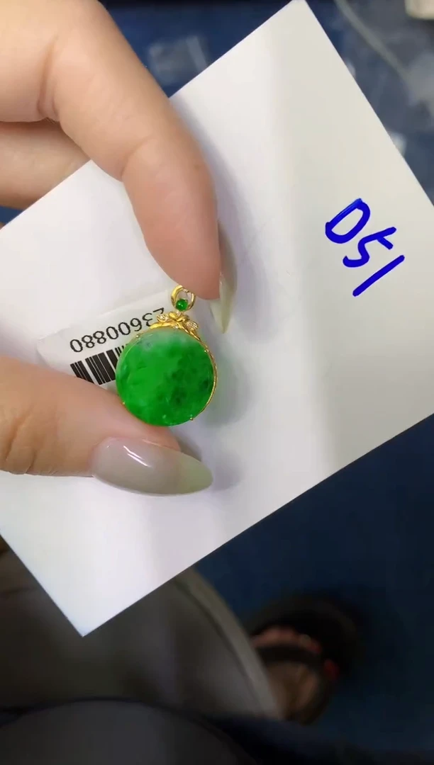 翡翠18K金镶嵌颈饰缅甸天然翡翠A货