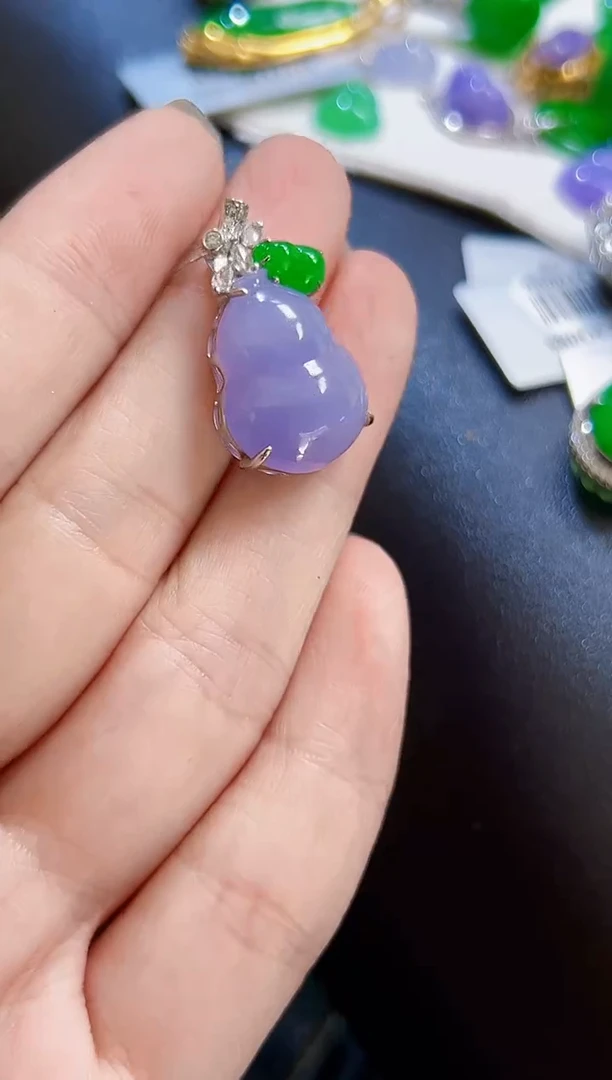 颈饰18K金镶嵌翡翠葫芦