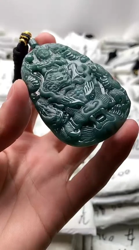 翡翠未镶嵌颈饰文殊