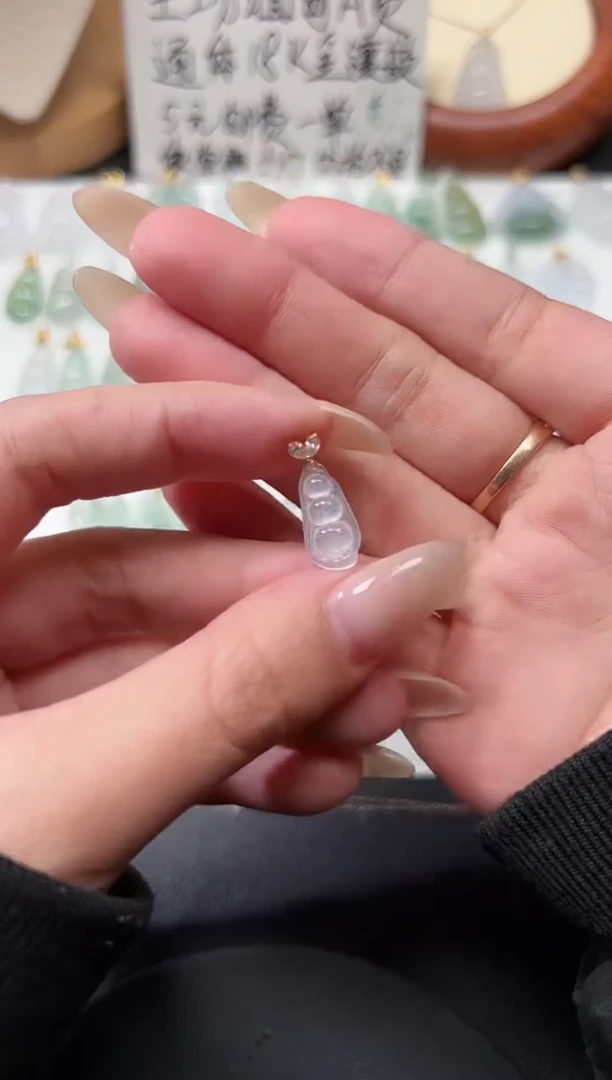 颈饰18K金镶嵌翡翠10豆子