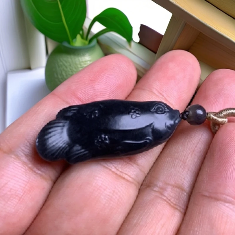天然和田玉新疆料聚墨青花可爱鱼吊坠尺寸40*16.5*9mm
