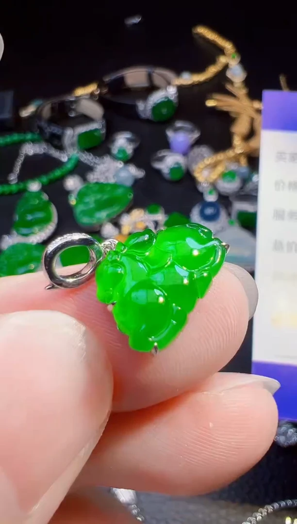 颈饰18K金镶嵌翡翠一***猫翡翠
