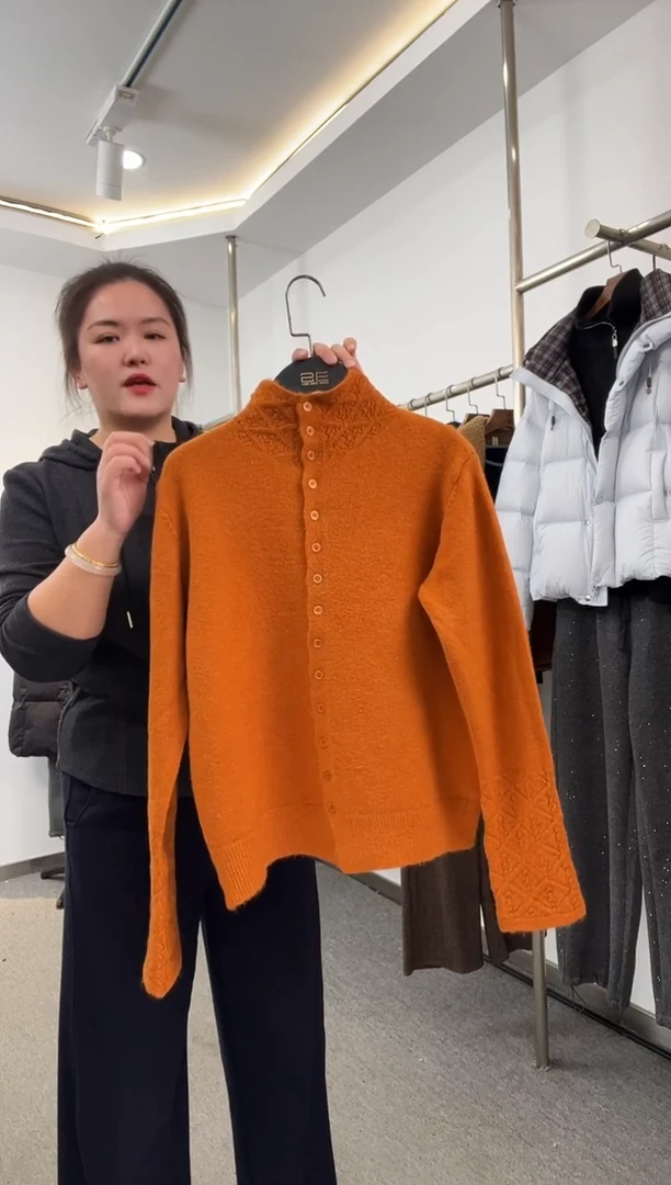 春**鸣橘色花边领羊毛衫
