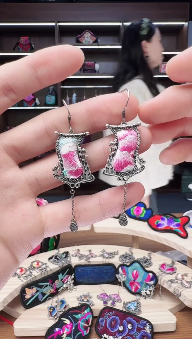 织绣22蒙阿苏苗绣传承店