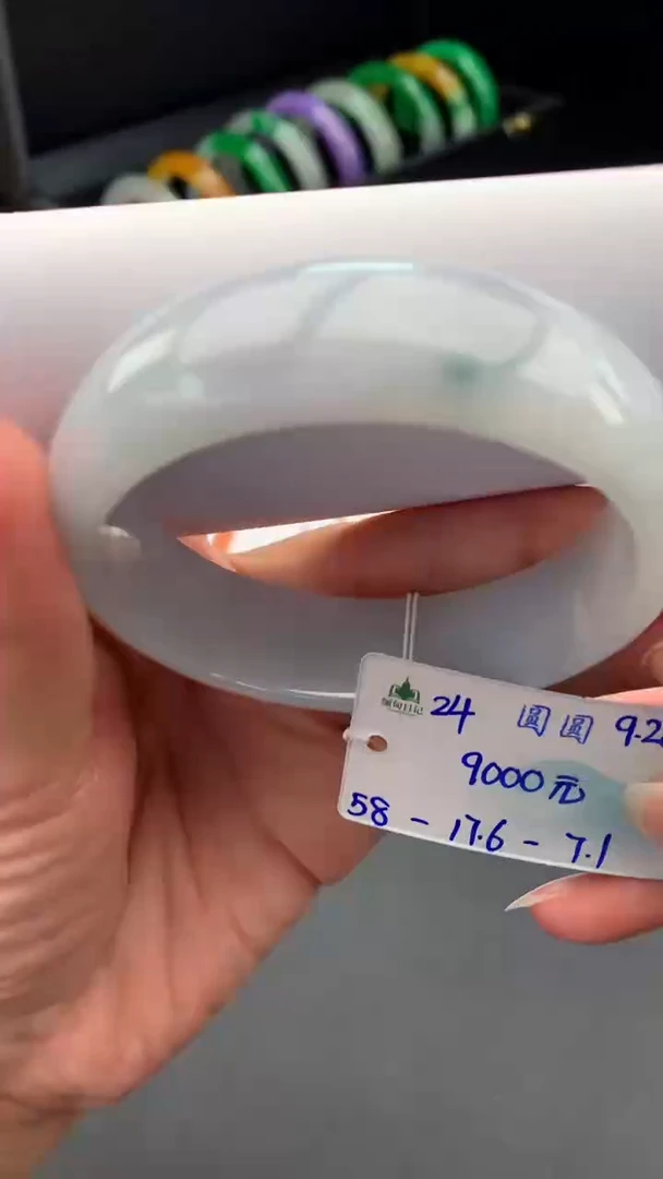 未镶嵌手镯翡翠自带#送人#，联系客服核对地址~