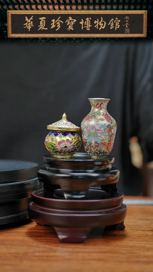 金地指锤赏瓶+金地花丝罐