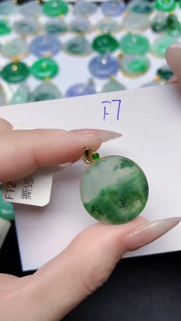颈饰18K金镶嵌翡翠 天然缅甸A货翡翠百元以上9元证书费自理