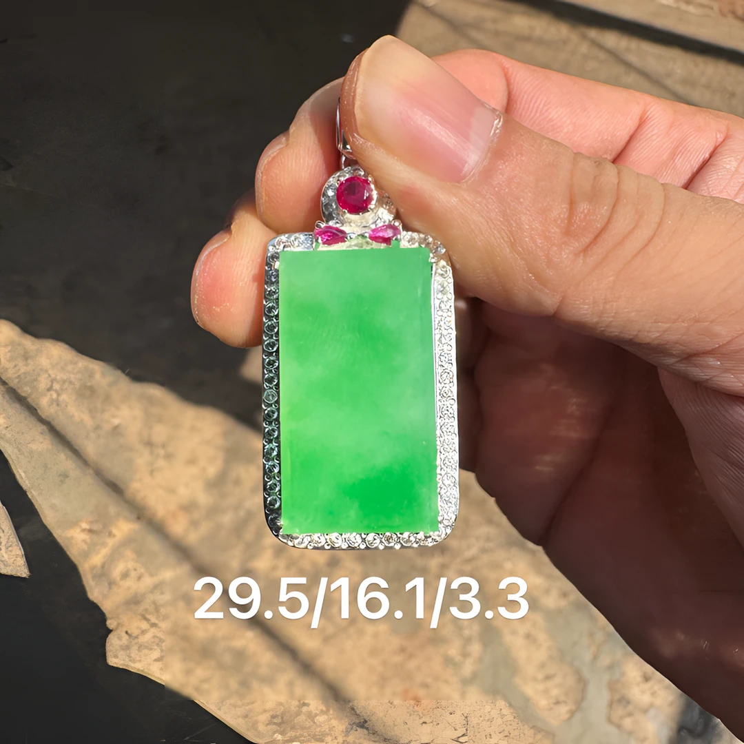 0213(小哪吒在源头)冰种翡翠果阳绿无事牌干净肉细杠味荧光足M200